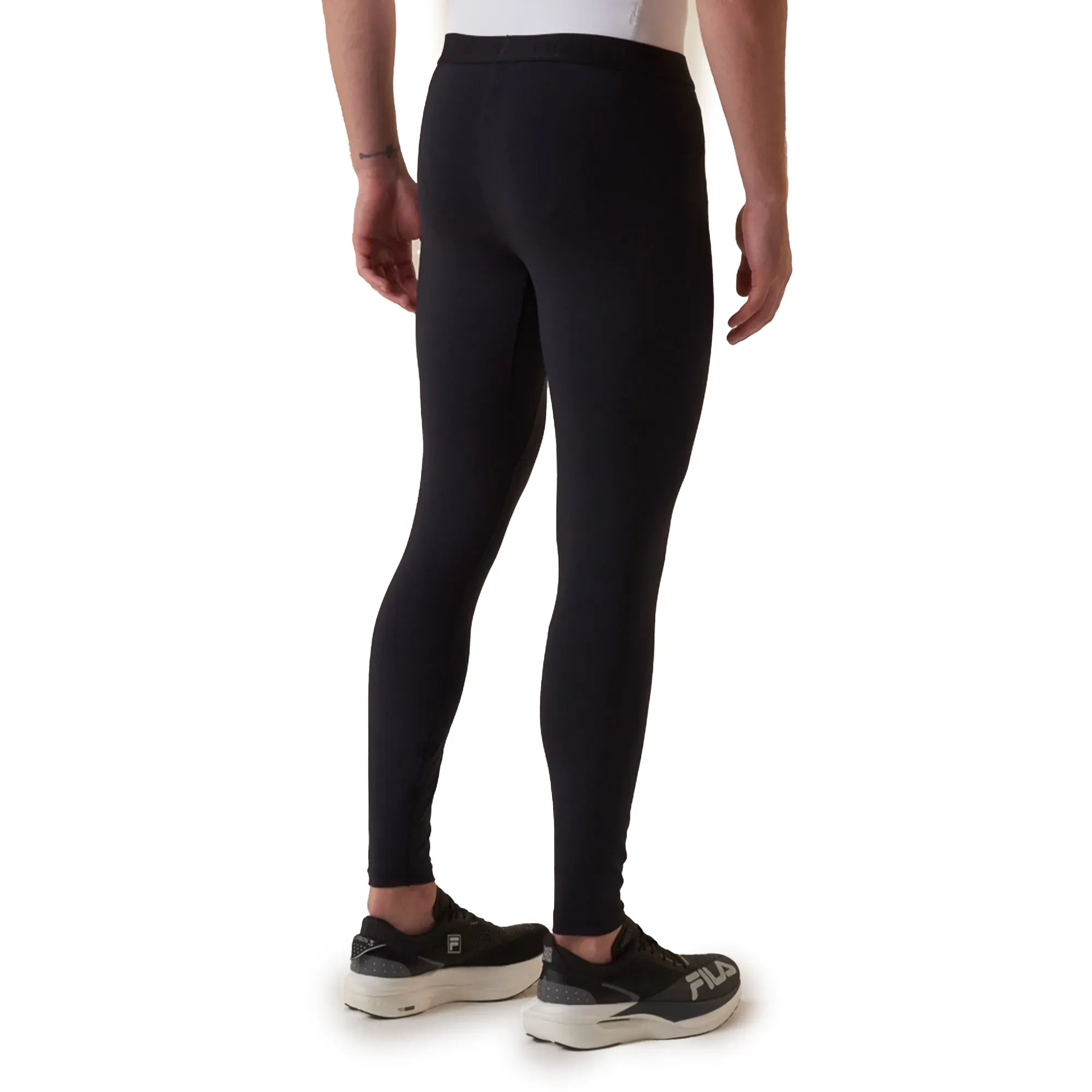 Vista traseira da calça Skinfit Force masculina Fila preta mostrando o ajuste na cintura elástica